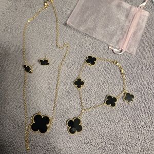 Elegant Black and Gold Clover Jewelry Set